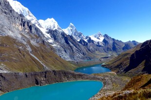 壮丽雪山下的湛蓝湖泊