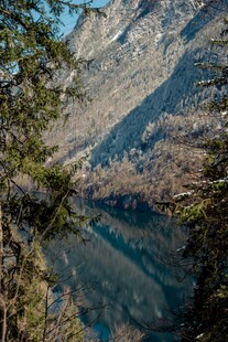 山间幽湖美景