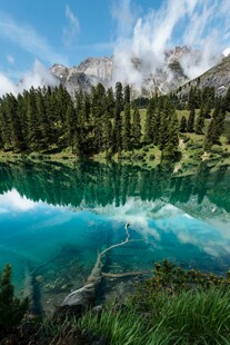 梦幻湖景山林环绕的仙境