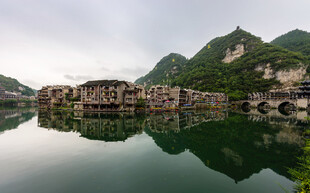 山水间的古朴水上建筑群