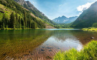 山间静谧湖景