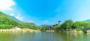 山水相依的秀丽湖景