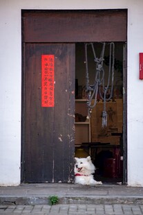 老旧店铺门贴红对联