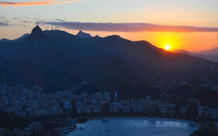 夕阳下的城市与远山美景