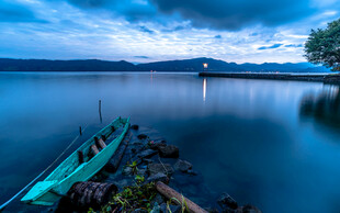 宁静湖畔的孤舟美景