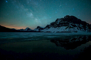 雪山星空下的静谧湖面