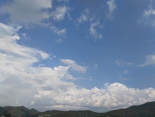 蓝天白云下的山峦景色