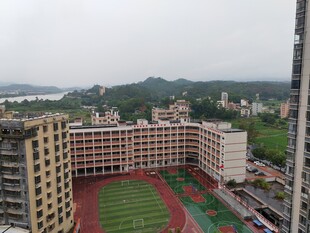 俯瞰校园操场与周边建筑