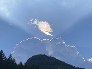 山间彩云伴蓝天美景