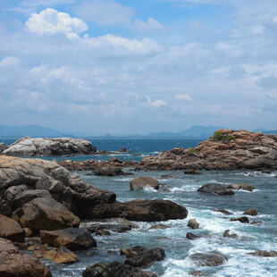 海边礁石与翻涌海浪景观