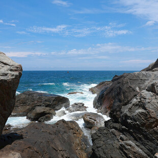 海边嶙峋礁石与翻涌海浪