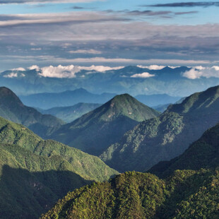 壮丽山峦景观