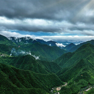云雾缭绕的翠绿山峦美景
