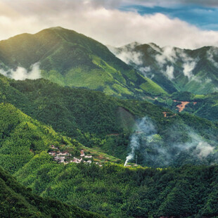 山间绿野村落