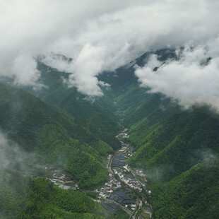 云雾缭绕的山谷村落