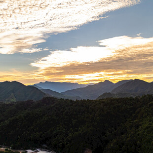 山间壮丽日落美景