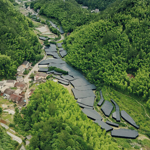 山间蜿蜒河流与葱郁植被