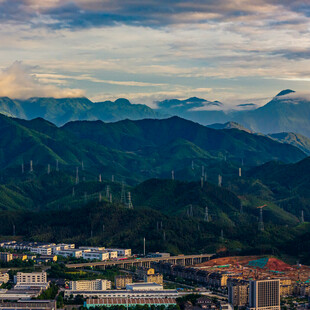 山城暮色下的城市与山峦