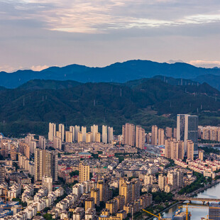 城市与远山的壮丽天际线
