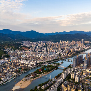 城市河畔全景风光
