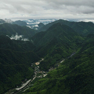 山间绿野