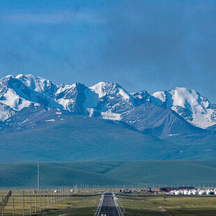 雪山下的公路美景