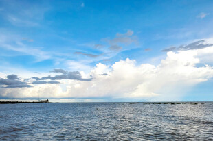 蓝天碧海的开阔海景