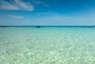清澈碧海蓝天美丽海景