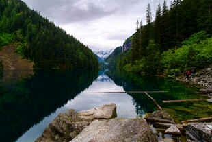 静谧山林间的幽蓝湖泊