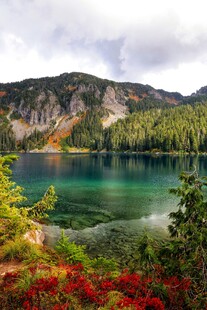 山间幽湖美景