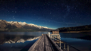 湖畔栈桥夜景雪山映星空