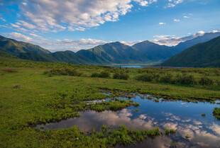 草原湖畔的壮美山景