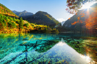 梦幻清澈的山间碧绿湖水