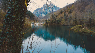 山间静谧湖景山水相映