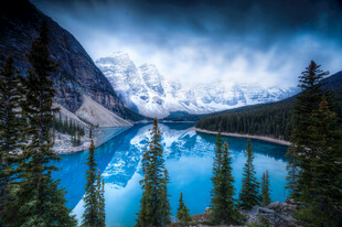 梦幻蓝湖与雪山森林美景