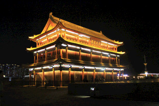 忻州夜晚璀璨的中式古建筑