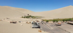沙漠中的车辆停放场景