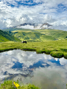 山间湖畔美景
