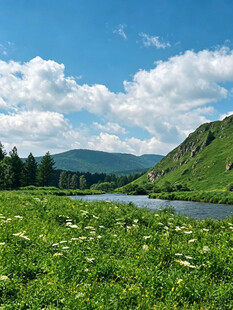 山间绿野湖泊美景