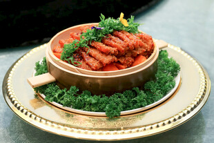 美味红烧排骨摆于盘中粉蒸肉