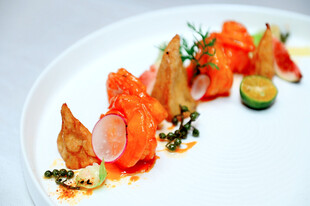 精致三文鱼创意摆盘 椒麻大虾
