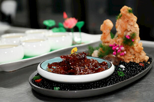 灯影牛肉精致摆盘的特色风味酱料