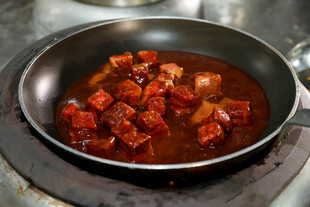 锅中炖煮的美味红烧肉