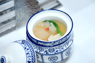 青花瓷盅松茸鸡汤炖人参