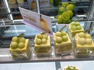 展示柜中的精致盒装水果