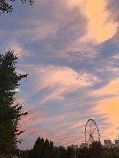 夕阳下的摩天轮与绚丽云彩