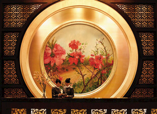 金色圆框中的艳丽花卉