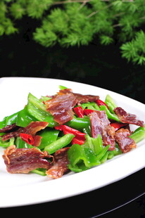 青椒红椒炒牛肉