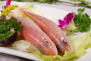 新鲜海鱼摆盘装饰精美
