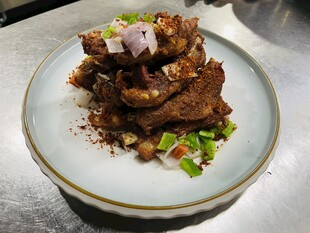 美味叠层牛排配清新蔬菜